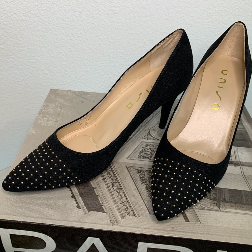 UNISA WOMENS CLASSIC BLACK STILETTO PUMP WITH GOLD STUDS.  Size 9 med.